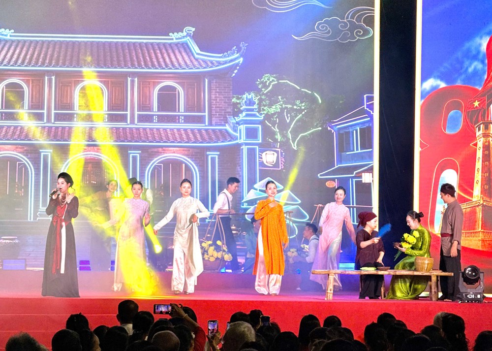 Mừng Quốc khánh 2.9, Hà Nội tái hiện dòng chảy lịch sử bằng nghệ thuật - ảnh 5