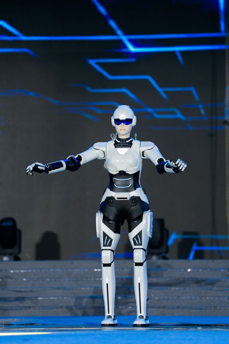 Đức Phúc và “mỹ nhân” robot Mornine sẽ tham gia đêm chung kết “Miss Galaxy Vietnam 2026” - ảnh 2