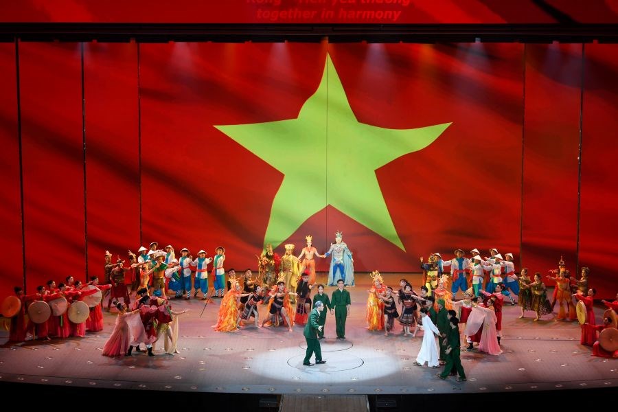 “Đất nước thiên hùng ca” và cách kể lịch sử bằng ngôn ngữ sân khấu hiện đại - ảnh 2