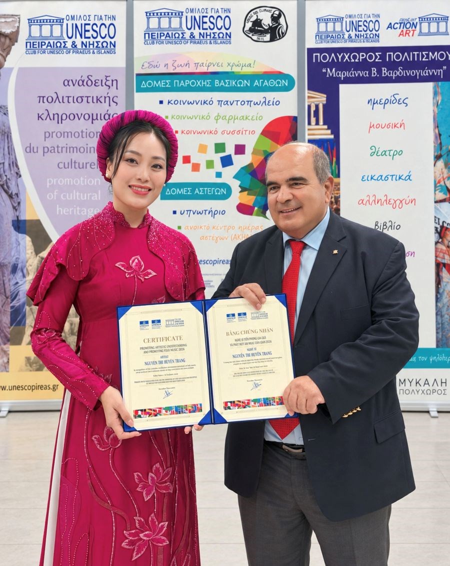 Sao Mai Huyền Trang nhận danh hiệu “Nghệ sĩ tiên phong gìn giữ và phát huy âm nhạc dân gian 2026” tại Hy Lạp - ảnh 1