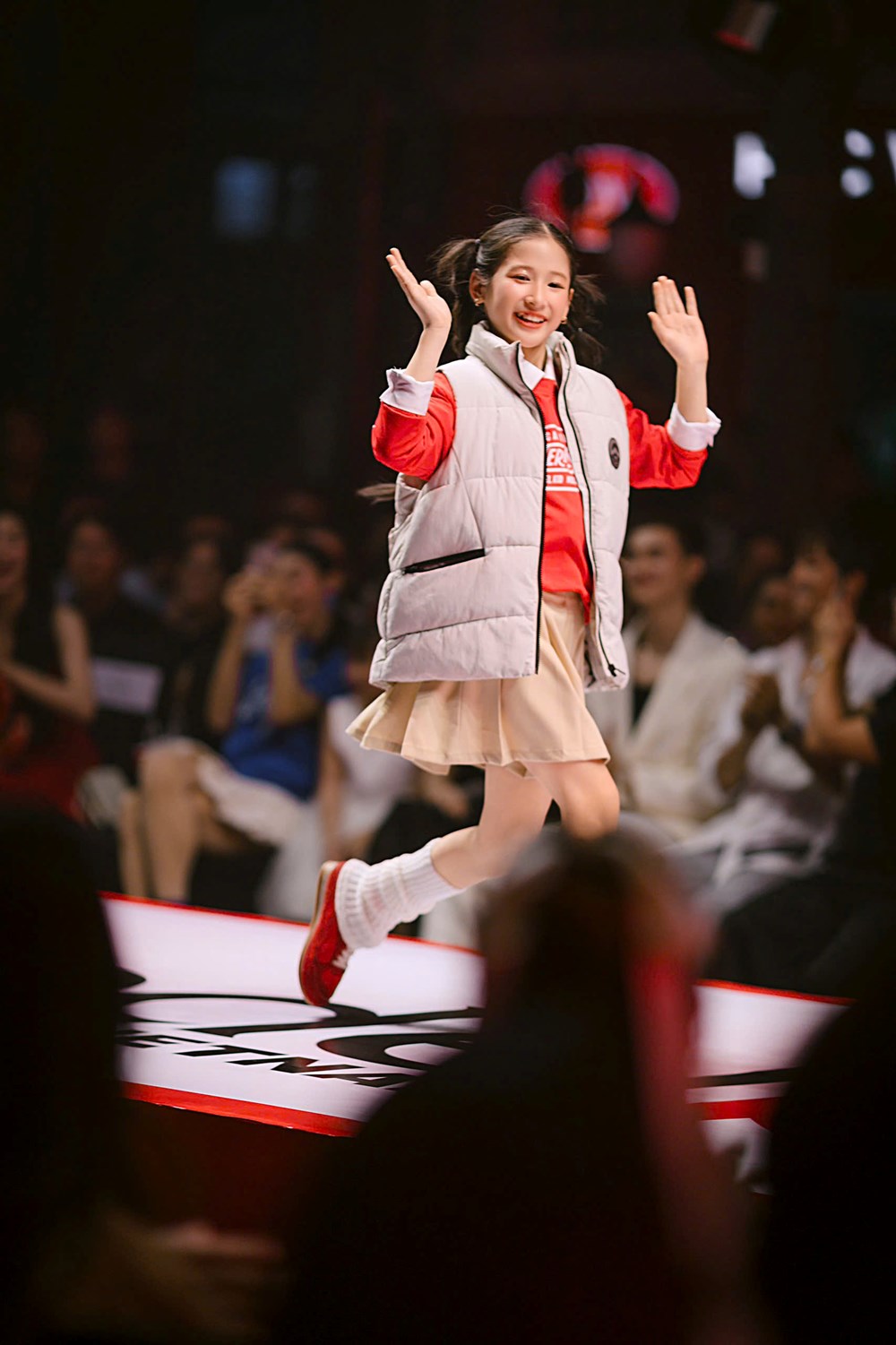 Tạ Lâm Nhi: Hậu duệ đời thứ 5 của ông tổ ngành Xiếc đăng quang Model Kid Việt Nam 2026 - ảnh 2