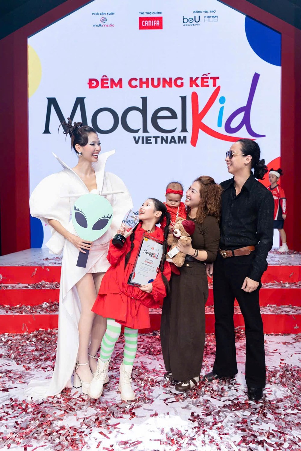 Tạ Lâm Nhi: Hậu duệ đời thứ 5 của ông tổ ngành Xiếc đăng quang Model Kid Việt Nam 2026 - ảnh 4