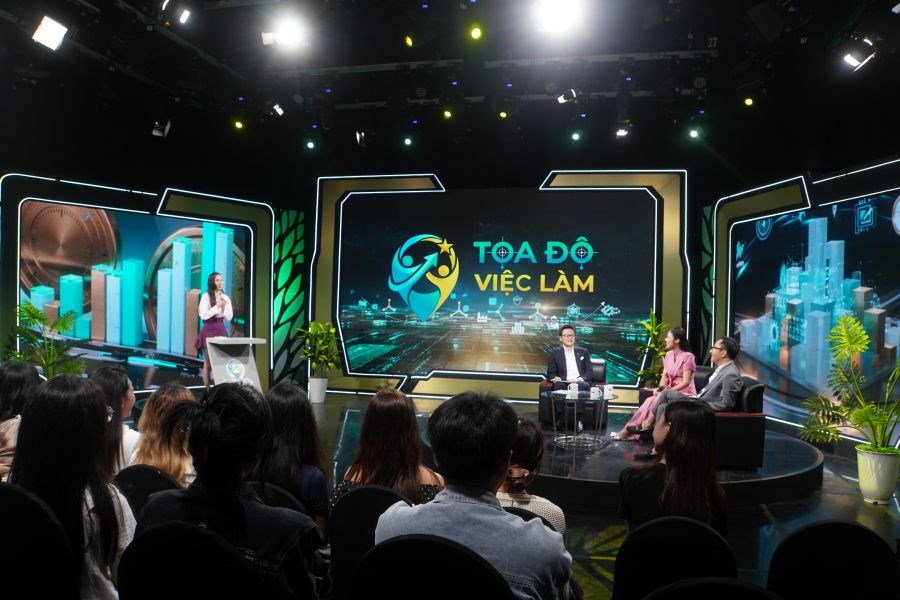 Đạo diễn Hoàng Công Cường tuyển dụng người đẹp trên sóng “Tọa độ việc làm” - ảnh 2