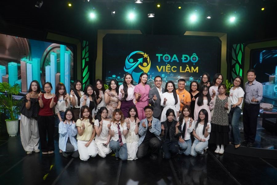 Đạo diễn Hoàng Công Cường tuyển dụng người đẹp trên sóng “Tọa độ việc làm” - ảnh 4