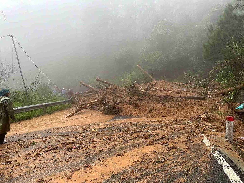 Giao thông Đà Lạt ảnh hưởng nghiêm trọng do hàng loạt điểm sạt lở sau mưa lớn - ảnh 1