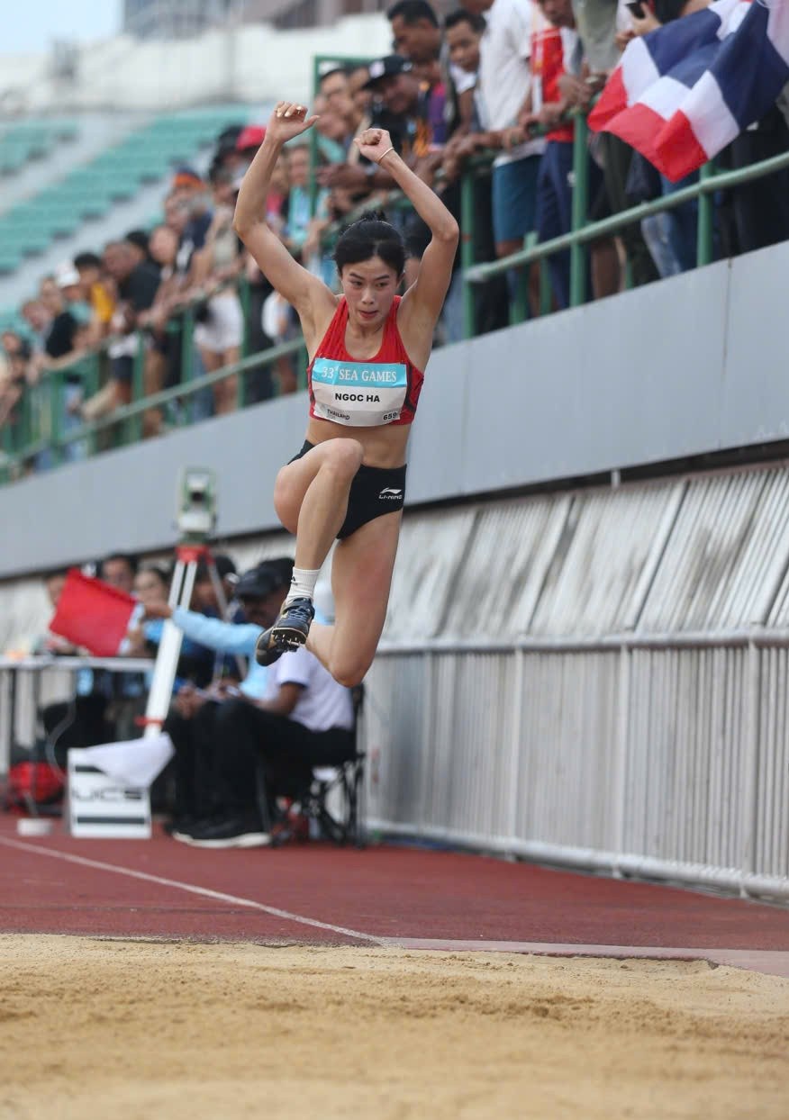 “Nữ hoàng điền kinh” Nguyễn Thị Oanh giành HCV đầu tiên tại SEA Games 33 - ảnh 4