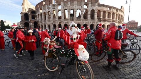 Những ông già Noel đạp xe vì cộng đồng tại Italia - ảnh 1