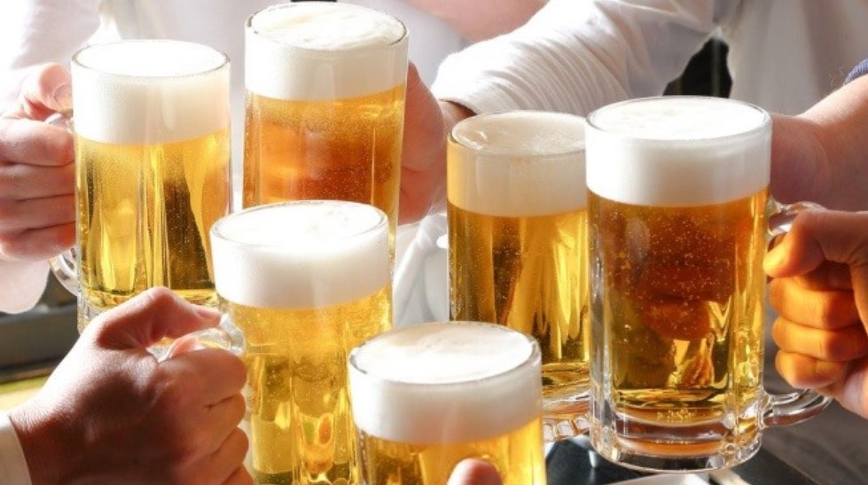 Vì sao sáng hôm sau vẫn có nồng độ cồn dù đã tỉnh rượu? - ảnh 1