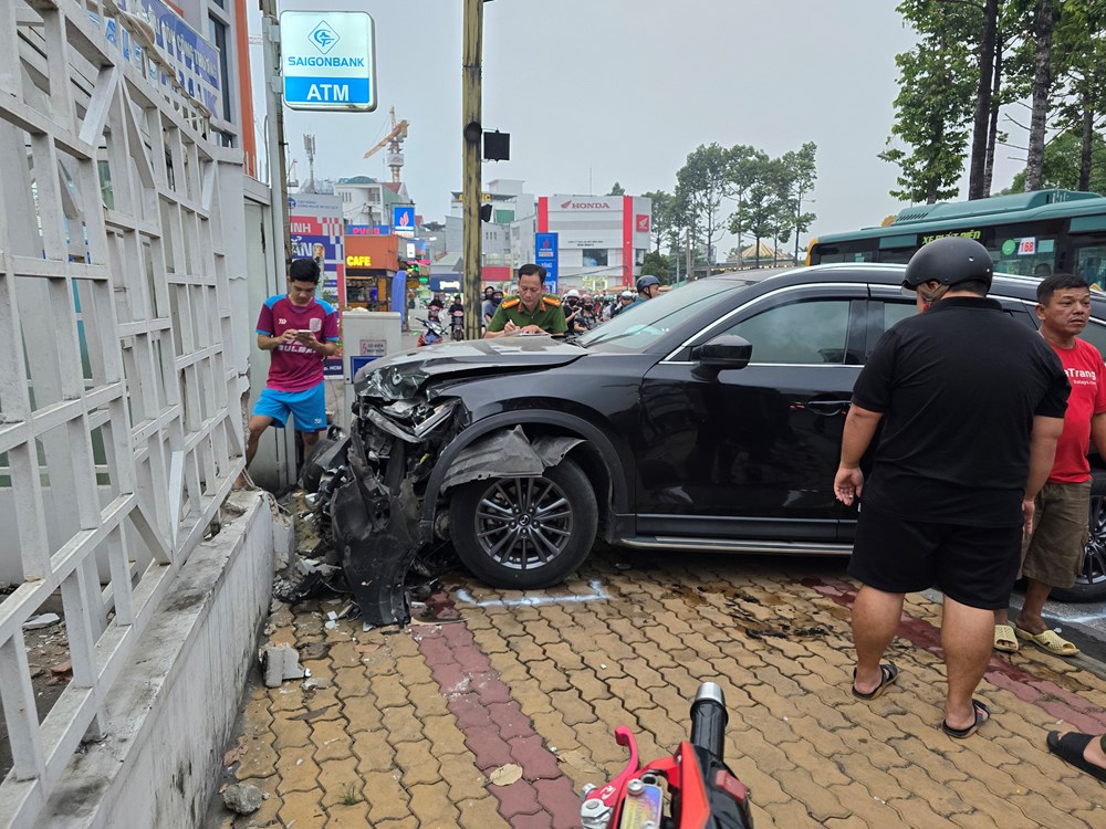 Nguyên nhân ô tô tông hàng loạt xe máy trước Nhà thiếu nhi Thủ Đức - ảnh 1