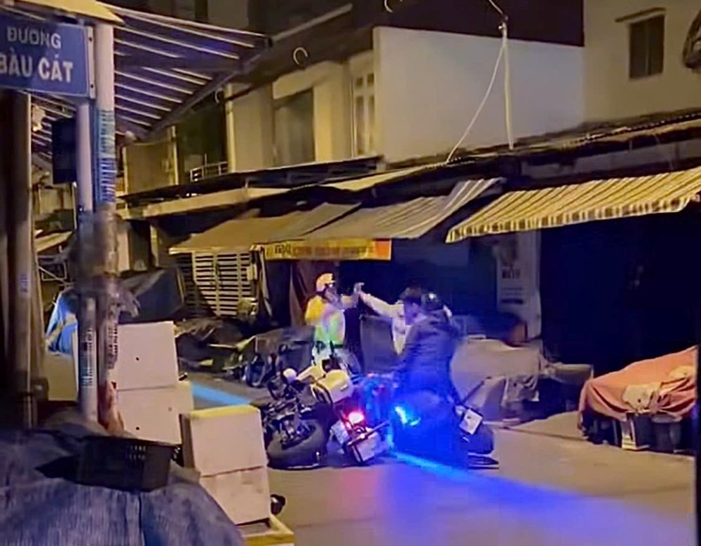 Thông tin mới nhất vụ hai thanh niên giằng co với CSGT ở TP.HCM - ảnh 1