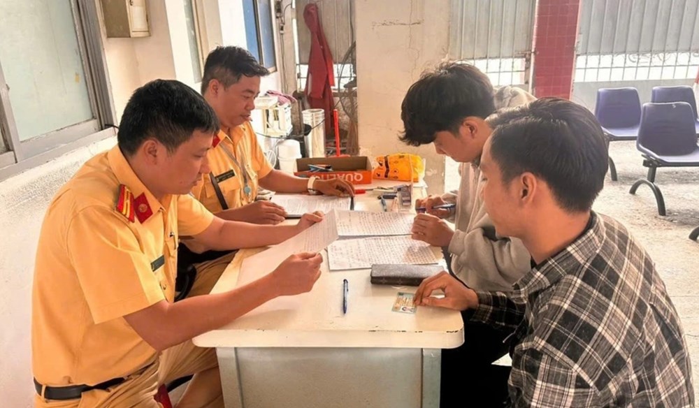 Thông tin mới nhất vụ hai thanh niên giằng co với CSGT ở TP.HCM - ảnh 2