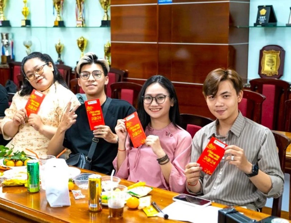 Nhiều trường đại học lì xì, hỗ trợ vé xe Tết cho sinh viên - ảnh 2