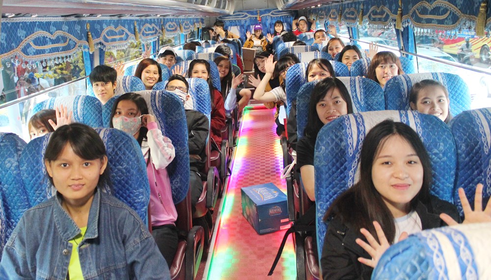 Nhiều trường đại học lì xì, hỗ trợ vé xe Tết cho sinh viên - ảnh 3