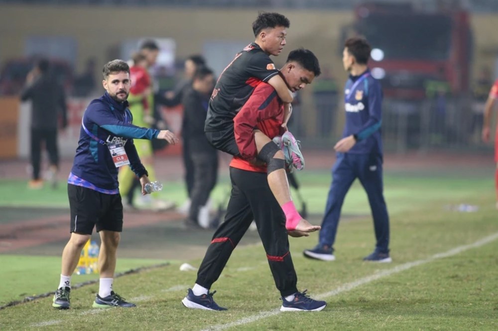 Chấn thương liên tiếp của các cầu thủ khiến HLV Kim Sang-sik đau đầu - ảnh 2