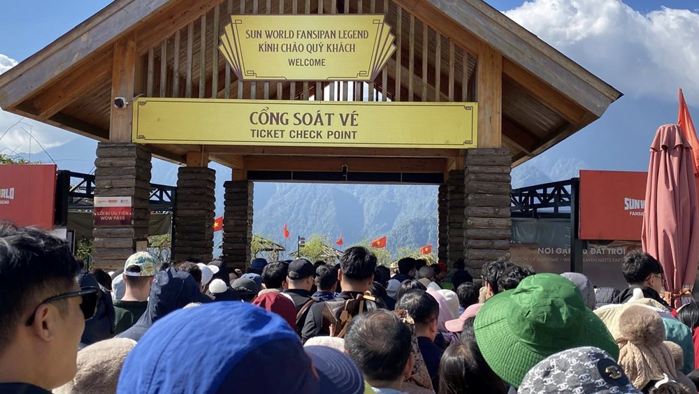 Fansipan rộn ràng bước chân du xuân những ngày đầu năm - ảnh 2