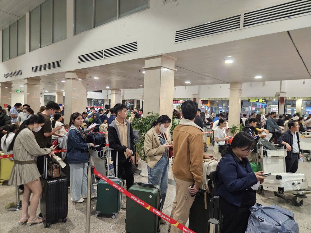 Sân bay Tân Sơn Nhất lập kỉ lục, đón gần 178.000 lượt khách trong ngày cuối kì nghỉ Tết - ảnh 1