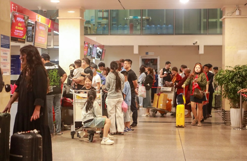 Sân bay Tân Sơn Nhất đón hơn 171.000 hành khách trong ngày mùng 7 Tết  - ảnh 1
