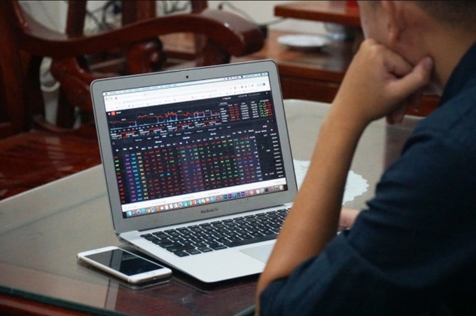 Thị trường chứng khoán rung lắc mạnh - ảnh 1