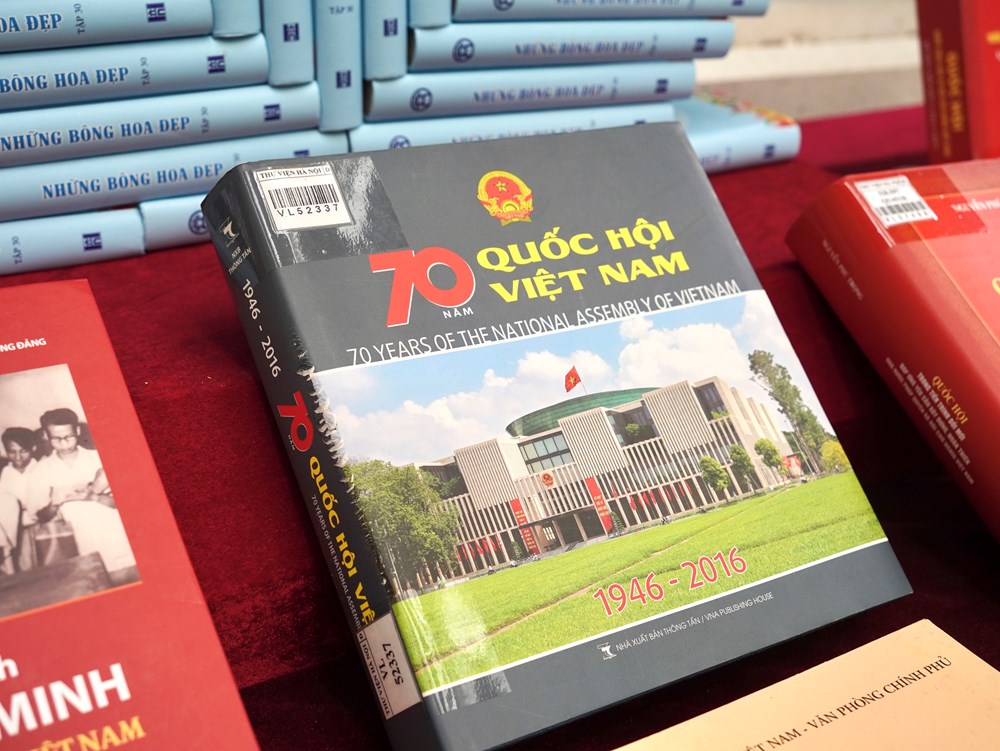 Trưng bày hơn 300 tài liệu về Quốc hội Việt Nam chào mừng bầu cử - ảnh 15