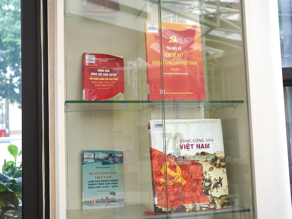 Trưng bày hơn 300 tài liệu về Quốc hội Việt Nam chào mừng bầu cử - ảnh 16