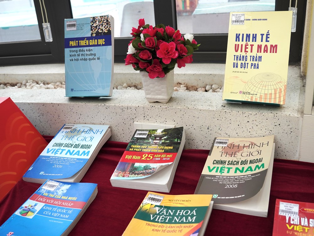 Trưng bày hơn 300 tài liệu về Quốc hội Việt Nam chào mừng bầu cử - ảnh 14
