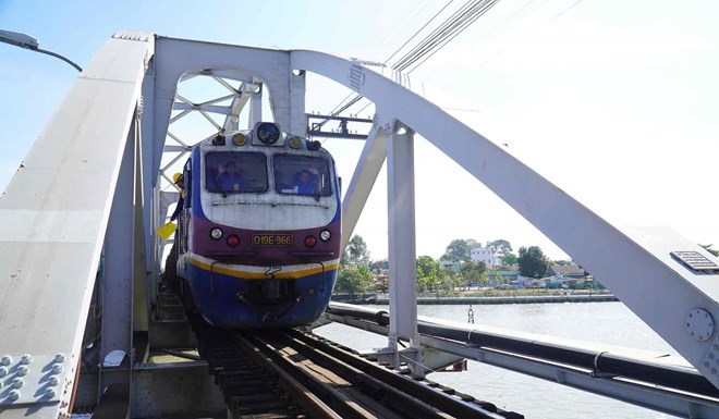 Thông tàu qua cầu Ghềnh sau 5 ngày gián đoạn  - ảnh 1