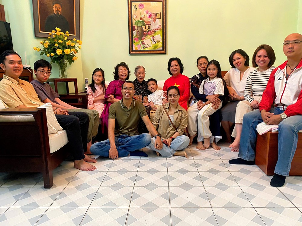 Bước chân cử tri lão thành và niềm tin gửi gắm vào kỷ nguyên vươn mình của dân tộc - ảnh 1