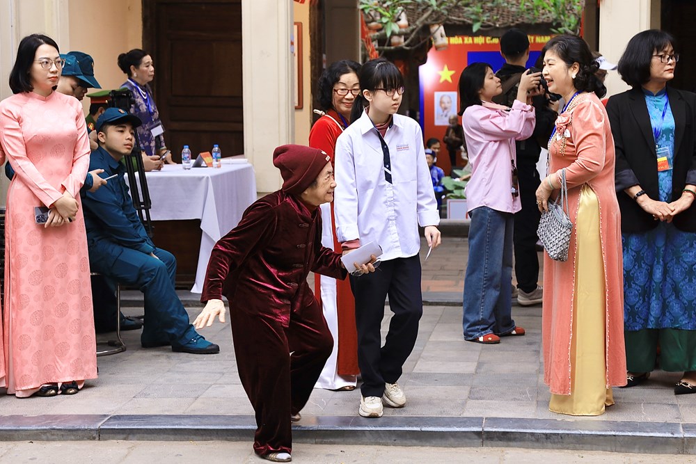 Cử tri Hà Nội đi bầu cử tại các “địa chỉ đỏ” - ảnh 10