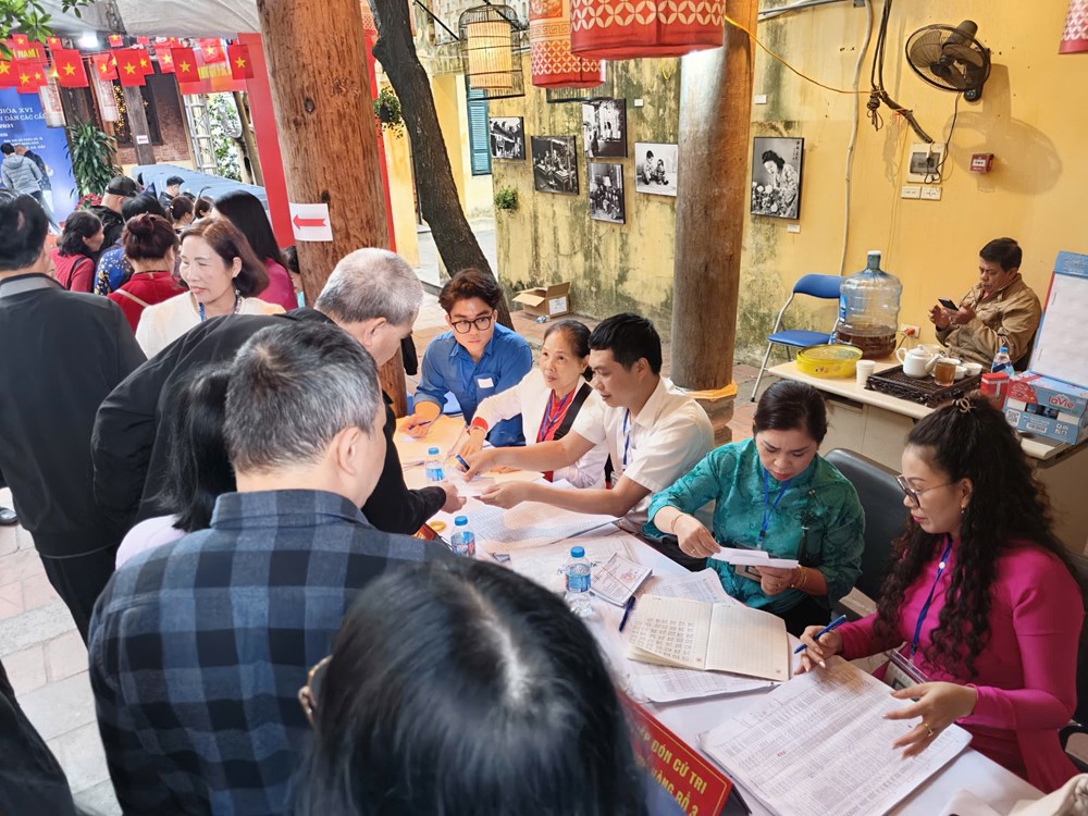 Cử tri Hà Nội đi bầu cử tại các “địa chỉ đỏ” - ảnh 12