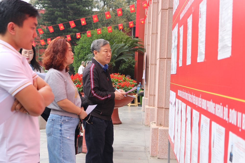 Cử tri Hà Nội đi bầu cử tại các “địa chỉ đỏ” - ảnh 17