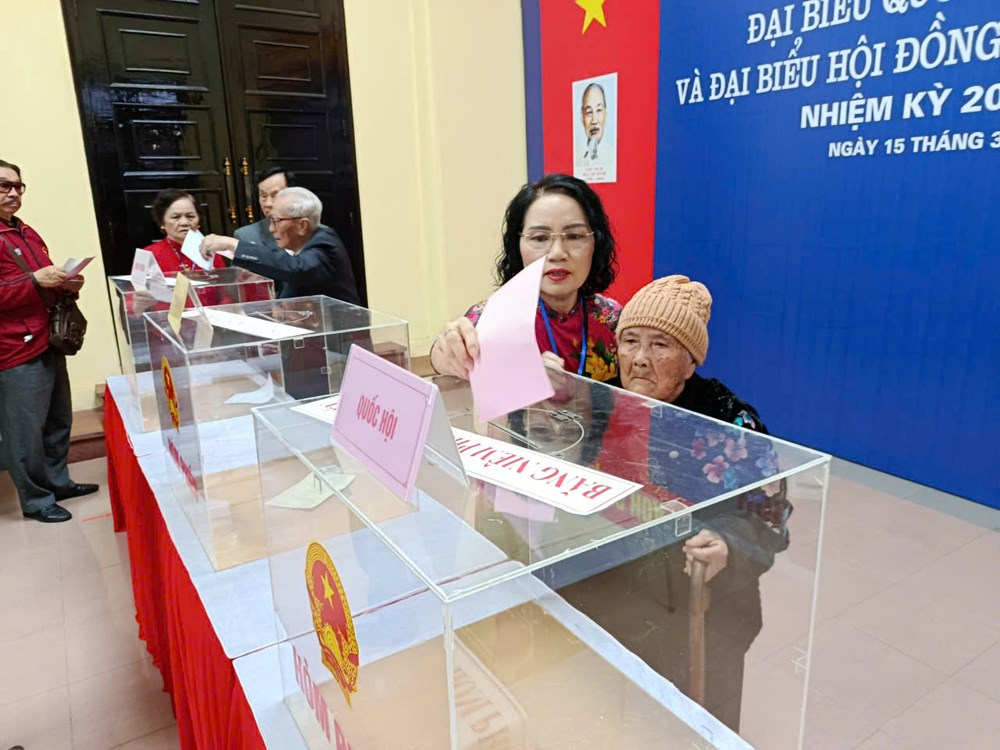 Cử tri Hà Nội đi bầu cử tại các “địa chỉ đỏ” - ảnh 19