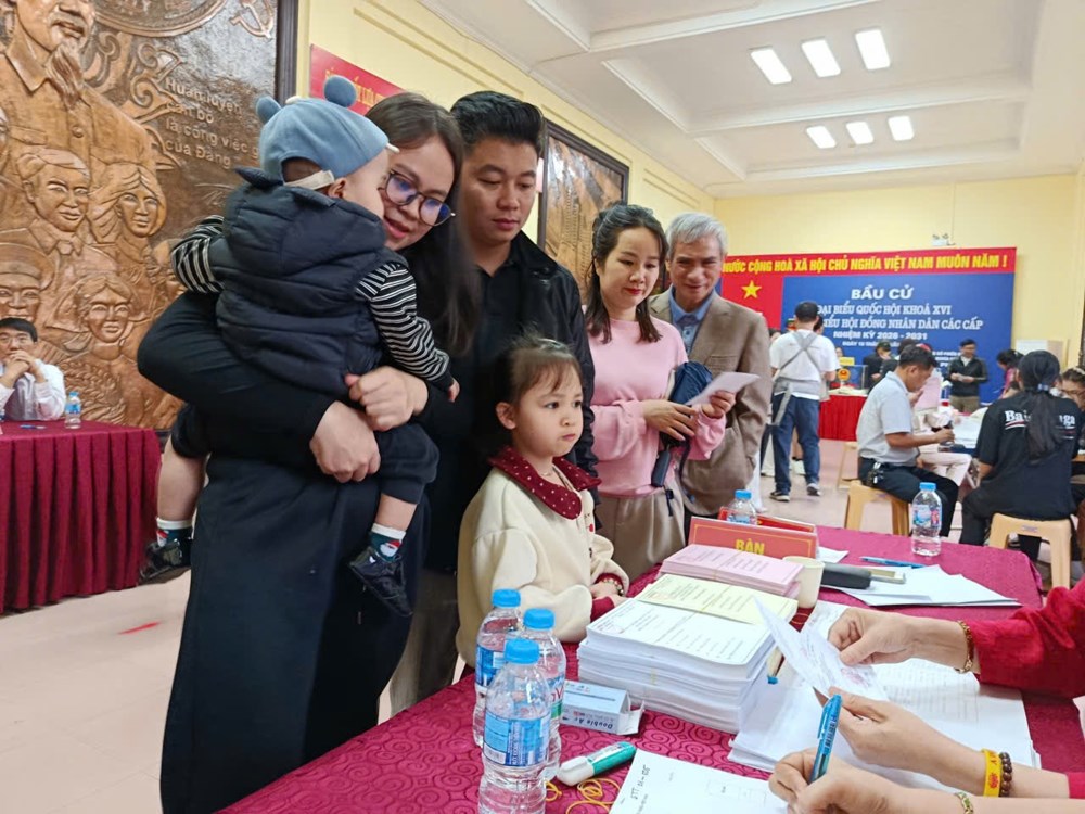 Cử tri Hà Nội đi bầu cử tại các “địa chỉ đỏ” - ảnh 20