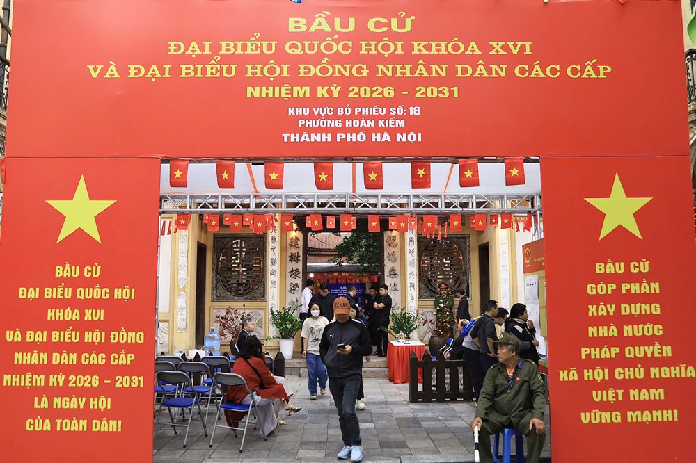 Cử tri Hà Nội đi bầu cử tại các “địa chỉ đỏ” - ảnh 11