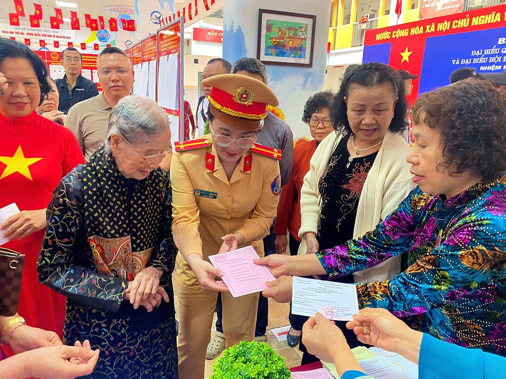 Bước chân cử tri lão thành và niềm tin gửi gắm vào kỷ nguyên vươn mình của dân tộc - ảnh 5