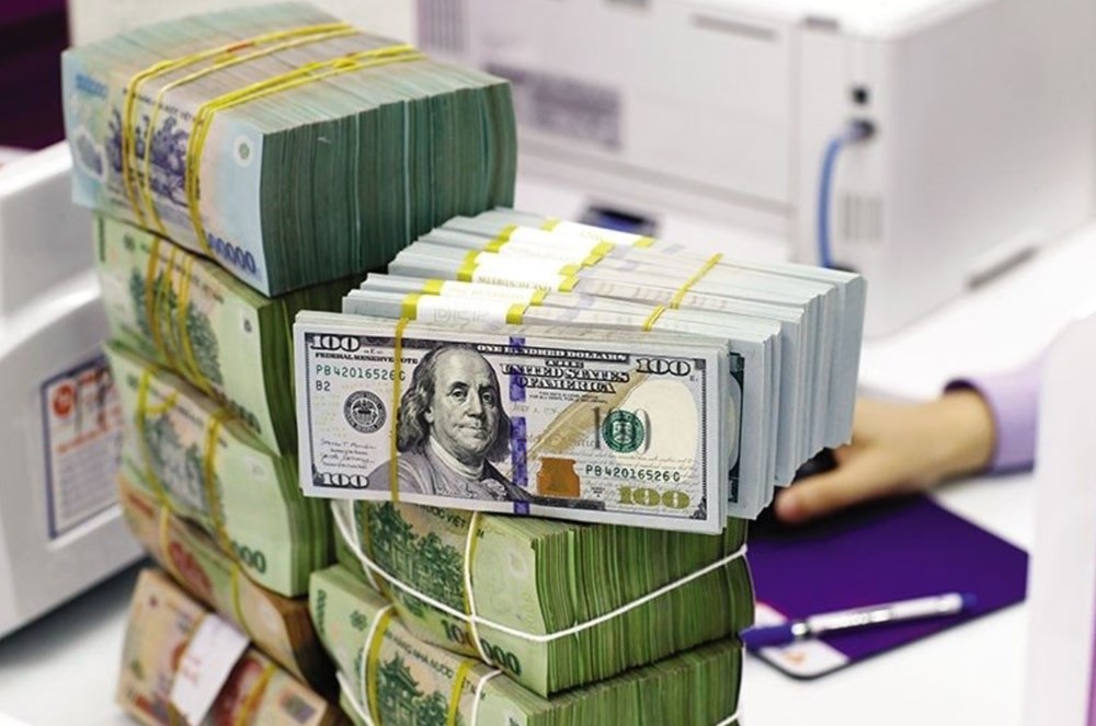 Giá USD ngân hàng bán ra tăng kịch trần - ảnh 1