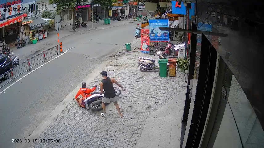 Công an TP.HCM điều tra vụ nam thanh niên hành hung nữ shipper - ảnh 1