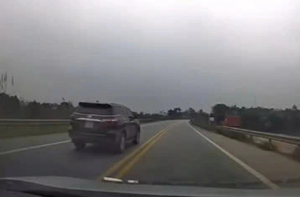 Xử phạt tài xế xe biển xanh vượt ẩu trên cao tốc Nội Bài - Lào Cai - ảnh 1