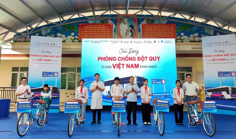 Khám bệnh, tư vấn và cấp phát thuốc miễn phí cho người dân - ảnh 3