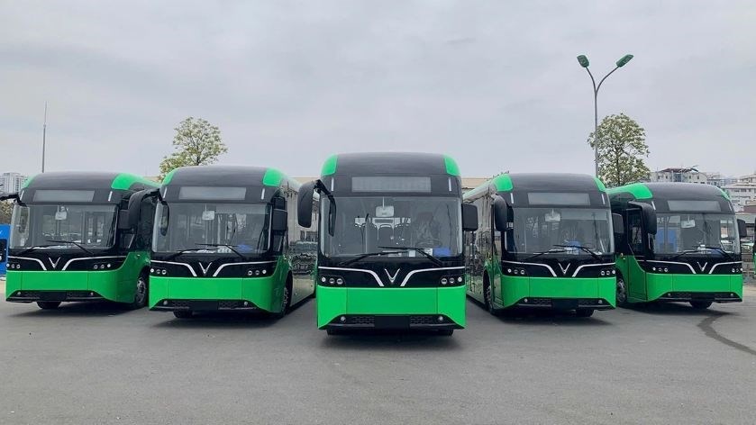 Hà Nội chính thức đưa thêm 53 xe buýt điện vào hoạt động từ 18.4 - ảnh 1