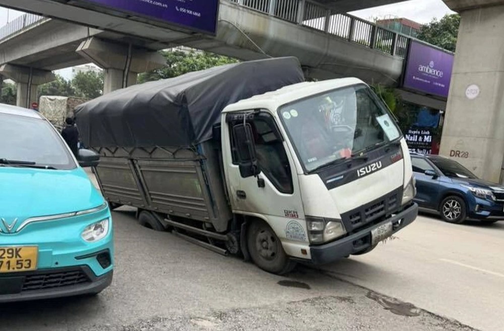 Xe tải sụt hố trên đường Nguyễn Trãi  - ảnh 1