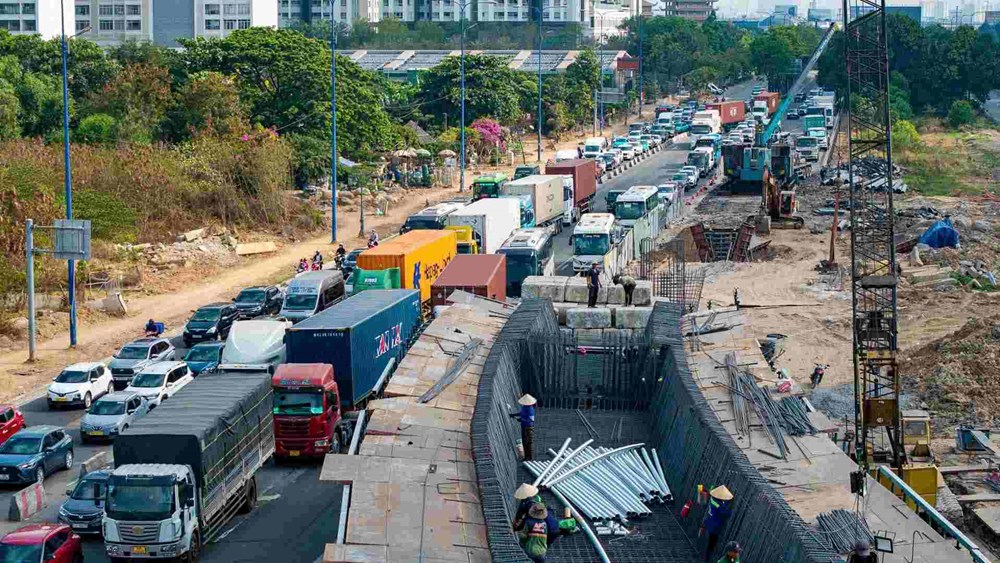 Cửa ngõ TP.HCM và Hà Nội ùn tắc kéo dài ngày đầu nghỉ lễ - ảnh 1