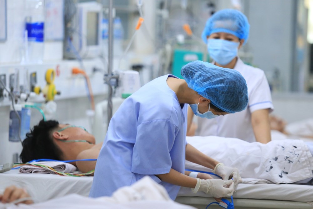 Covid-19, sốt xuất huyết và não mô cầu đồng loạt tăng mạnh - ảnh 1