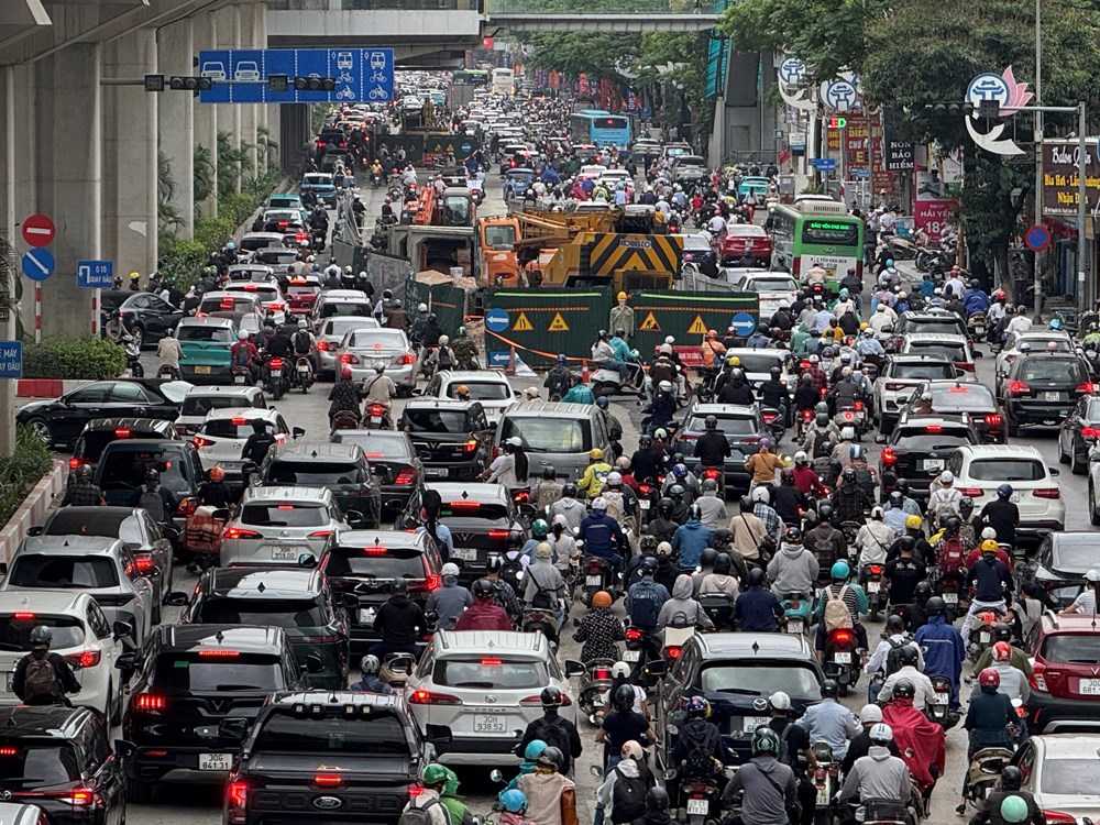 Giao thông tại Hà Nội và TP.HCM ùn tắc ngày đầu sau kỳ nghỉ lễ - ảnh 1