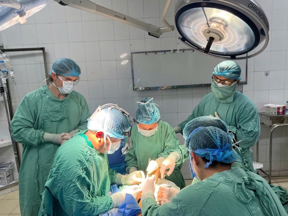 Kì tích nối thành công bàn chân đứt rời do máy cắt cỏ - ảnh 1