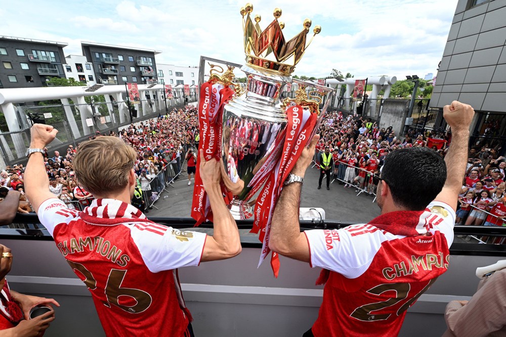 Biển người diễu hành mừng cúp vô địch Ngoại hạng Anh của Arsenal - ảnh 2