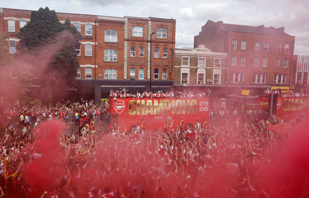Biển người diễu hành mừng cúp vô địch Ngoại hạng Anh của Arsenal - ảnh 4