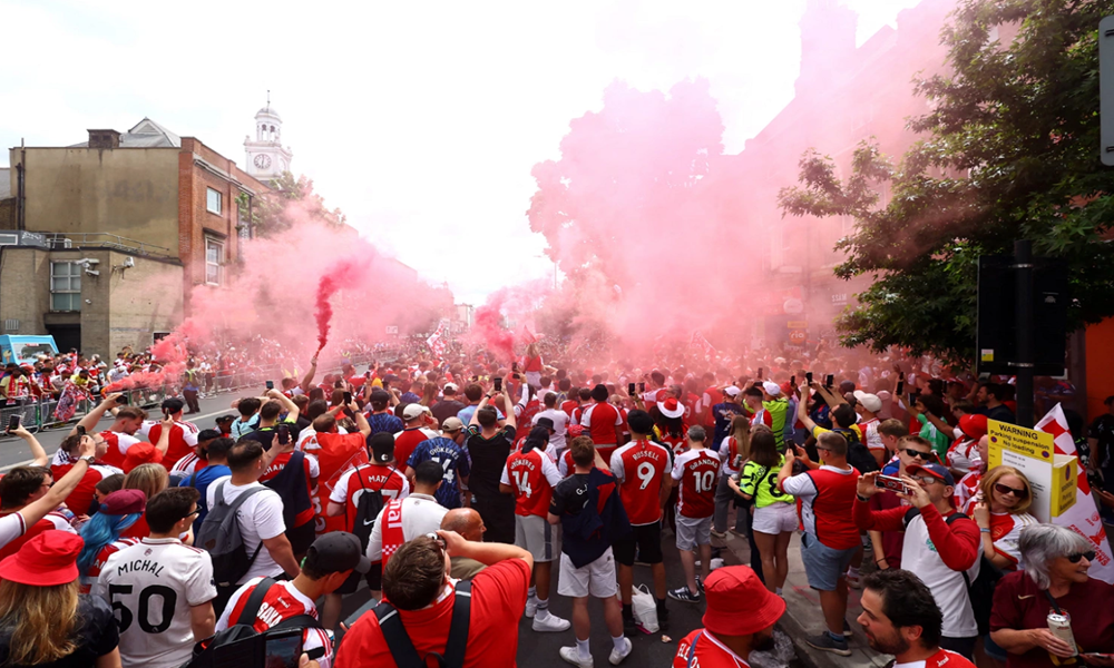Biển người diễu hành mừng cúp vô địch Ngoại hạng Anh của Arsenal - ảnh 3