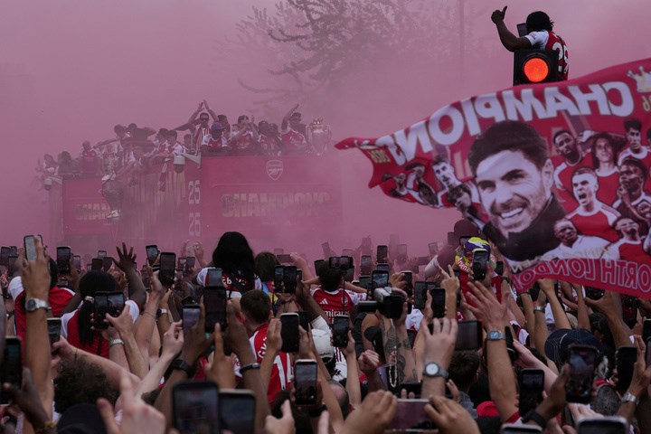 Biển người diễu hành mừng cúp vô địch Ngoại hạng Anh của Arsenal - ảnh 6