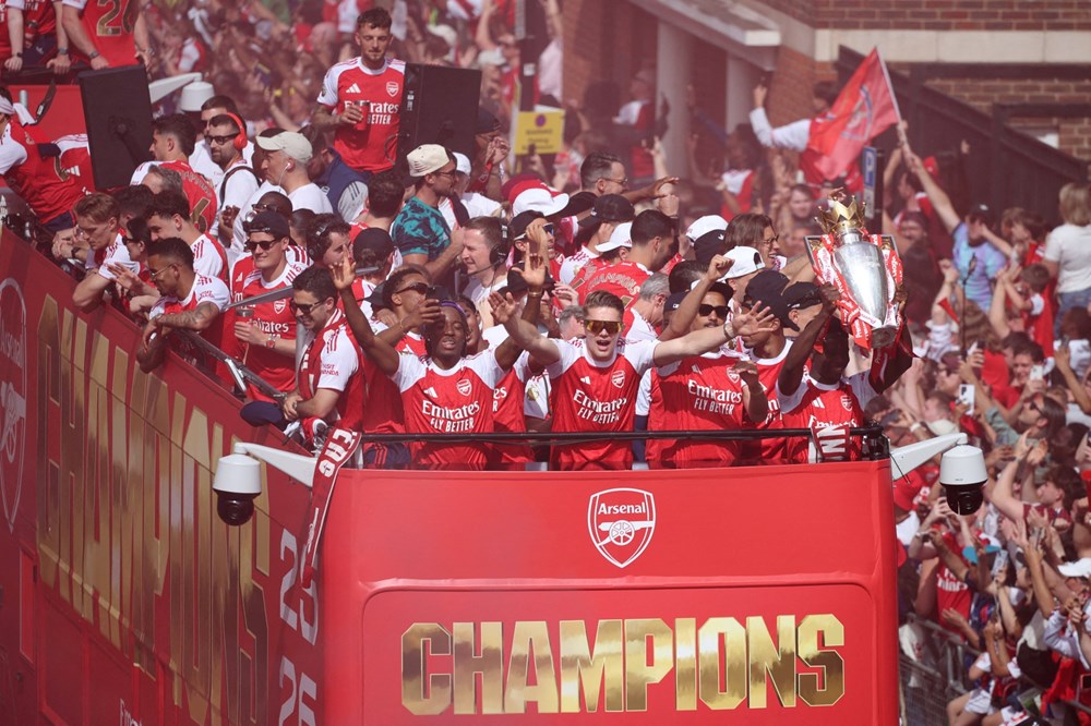 Biển người diễu hành mừng cúp vô địch Ngoại hạng Anh của Arsenal - ảnh 1
