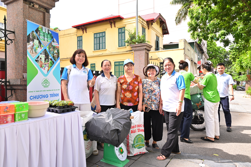 Sôi nổi “Ngày hội xanh” đổi rác lấy quà - ảnh 2